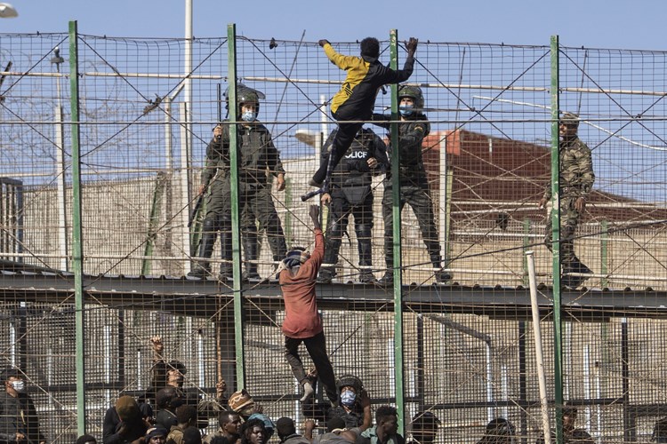 اتهام أممي للمغرب وإسبانيا باستخدام “القوة المفرطة” ضد المهاجرين