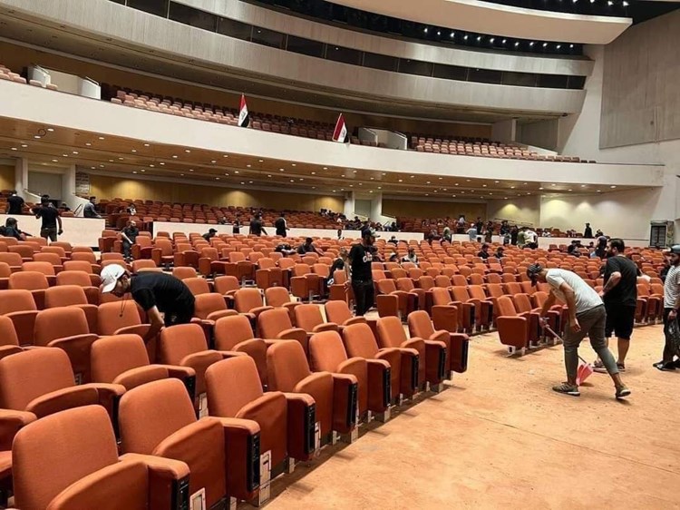 العراق: الصدر يوجّه مناصريه إلى إخلاء مبنى البرلمان.. والاعتصام حوله