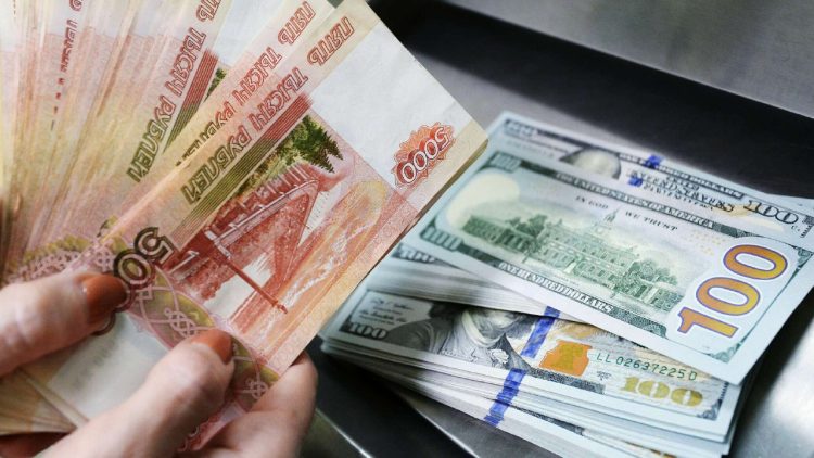 خبير: اقتراح روسيا باعتماد العملات الوطنية في التبادل التجاري ينهي سيطرة الغرب على العالم