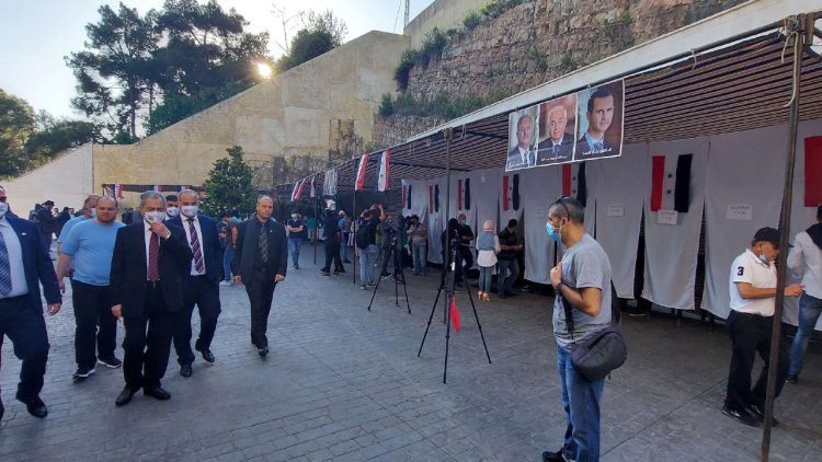 السفارة السورية في بيروت نافية توقيف موظفيها: نمارس عملنا بصورة اعتيادية