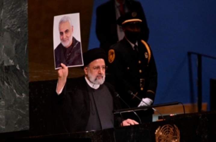 الرئيس الإيراني يرفع صورة سليماني في الأمم المتحدة