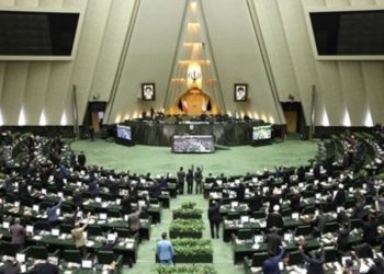 أسرة مهسا أميني تشارك في جلسة خاصة في مجلس الشورى الإيراني