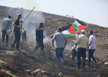 إعلام إسرائيلي عن مصدر أمني: جرائم جنودنا بحق فلسطينيين لا يتم التطرق إليها