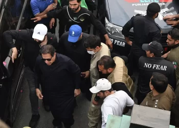 إعلام: إطلاق نار على موكب رئيس الحكومة الباكستاني السابق عمران خان وأنباء عن إصابته
