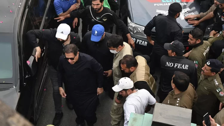 إعلام: إطلاق نار على موكب رئيس الحكومة الباكستاني السابق عمران خان وأنباء عن إصابته