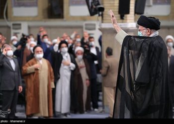 السيد خامنئي: تطور إيران سيلغي منطق الديمقراطية الليبرالية في الغرب